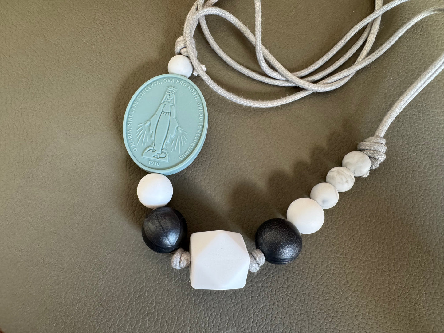 Mama Necklace | Grey