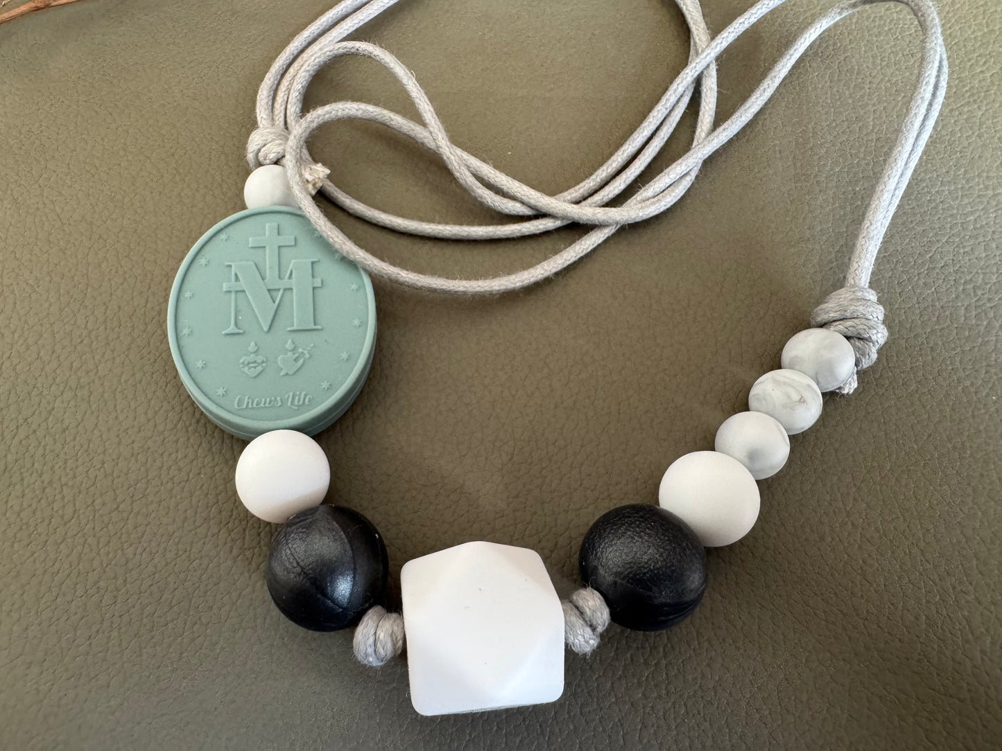 Mama Necklace | Grey